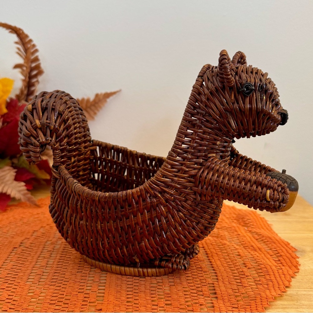 Vintage Wicker Squirrel Basket w/Wooden Acorn - Picture 3 of 6